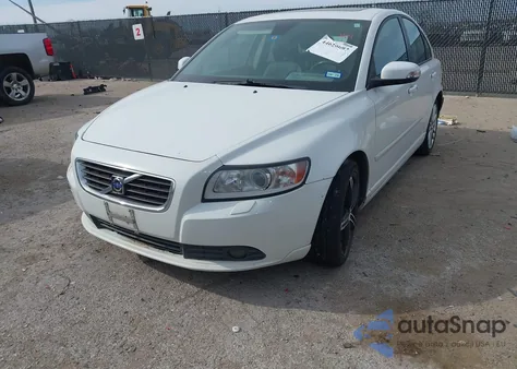 2010 Volvo S40 2.4I z USA, uszkodzony, nr VIN YV1382MS1A2513383